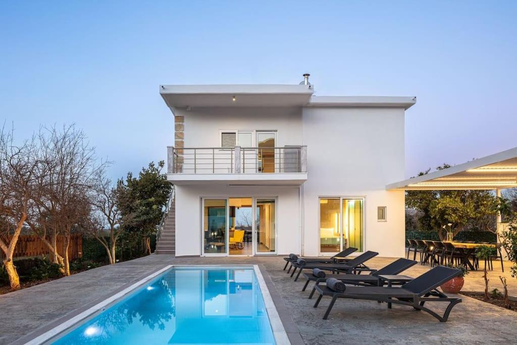 Cyan Viewpoint House near Lake Kourna - B&B Dimitroulianá