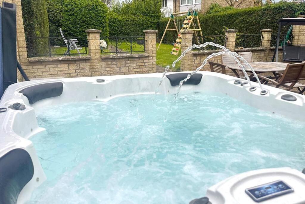 Green Haven Villa - 4BR Spacious House with Hot tub, Ample Parking, Air Condition, WIFI, Netflix, Patio & Garden - Chambres d'hôtes Oxford
