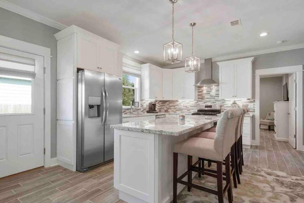 *Chic Beach Cottage Retreat* near Beach/downtown - B&B Gulfport