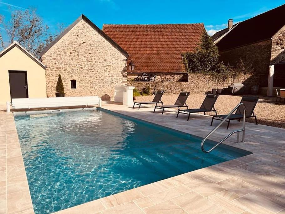 Gîte les filous Maison avec piscine et dépendance - B&B Avallon