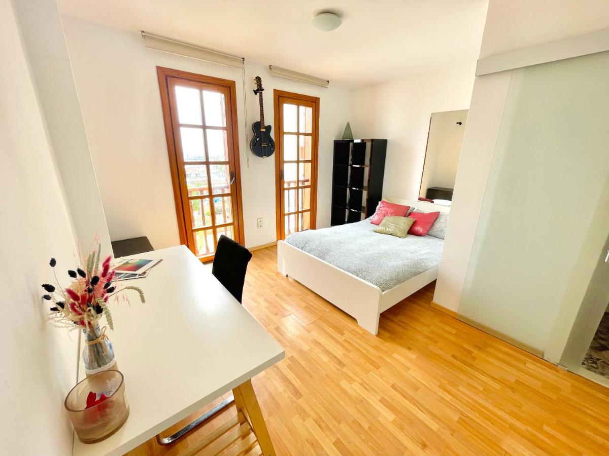 B&B Santa Eulària des Riu - Ensuite Double Room with Sea View in a Shared Apartment in the Centre of Santa Eularia - close to the Beach - Bed and Breakfast Santa Eulària des Riu