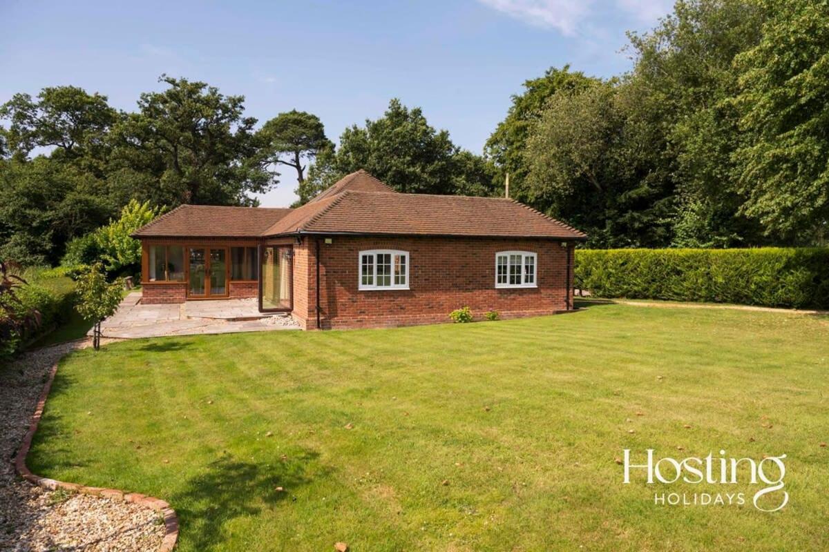 Luxurious 4 Bedroom Vineyard Villa at Stanlake Park - B&B