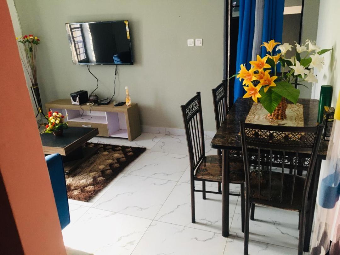 StudioGermanoTech 1 etage,Douala eau chaude, internet, gardien et Menagere surplace - B&B