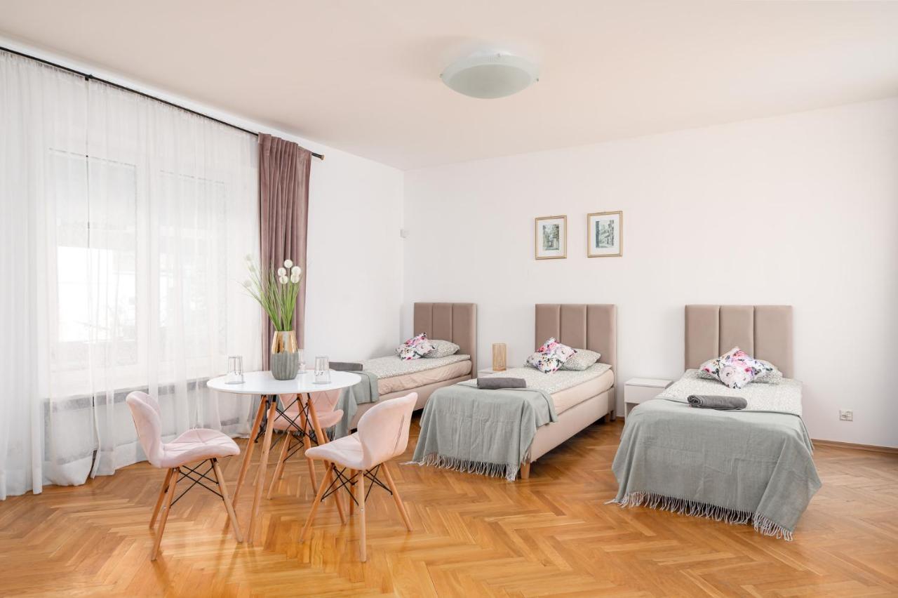 Chambre Quadruple avec Balcon et Salle de Bains Commune