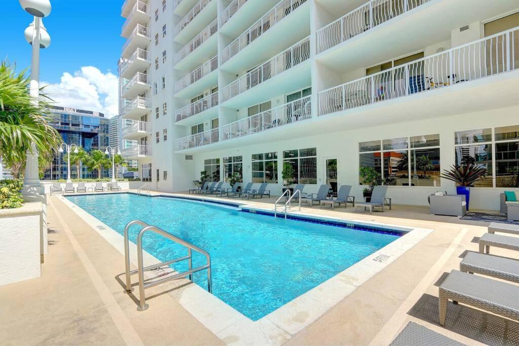 B&B Miami - Lux 1B condo with XL Balcony, Pool, Gym & Games - Bed and Breakfast Miami