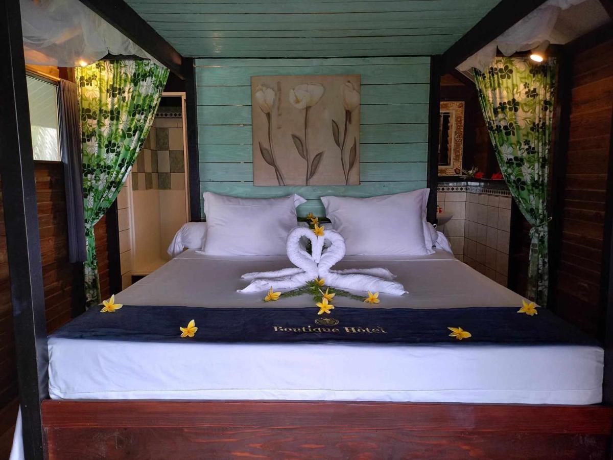 Habitación con cama extragrande y vistas al mar