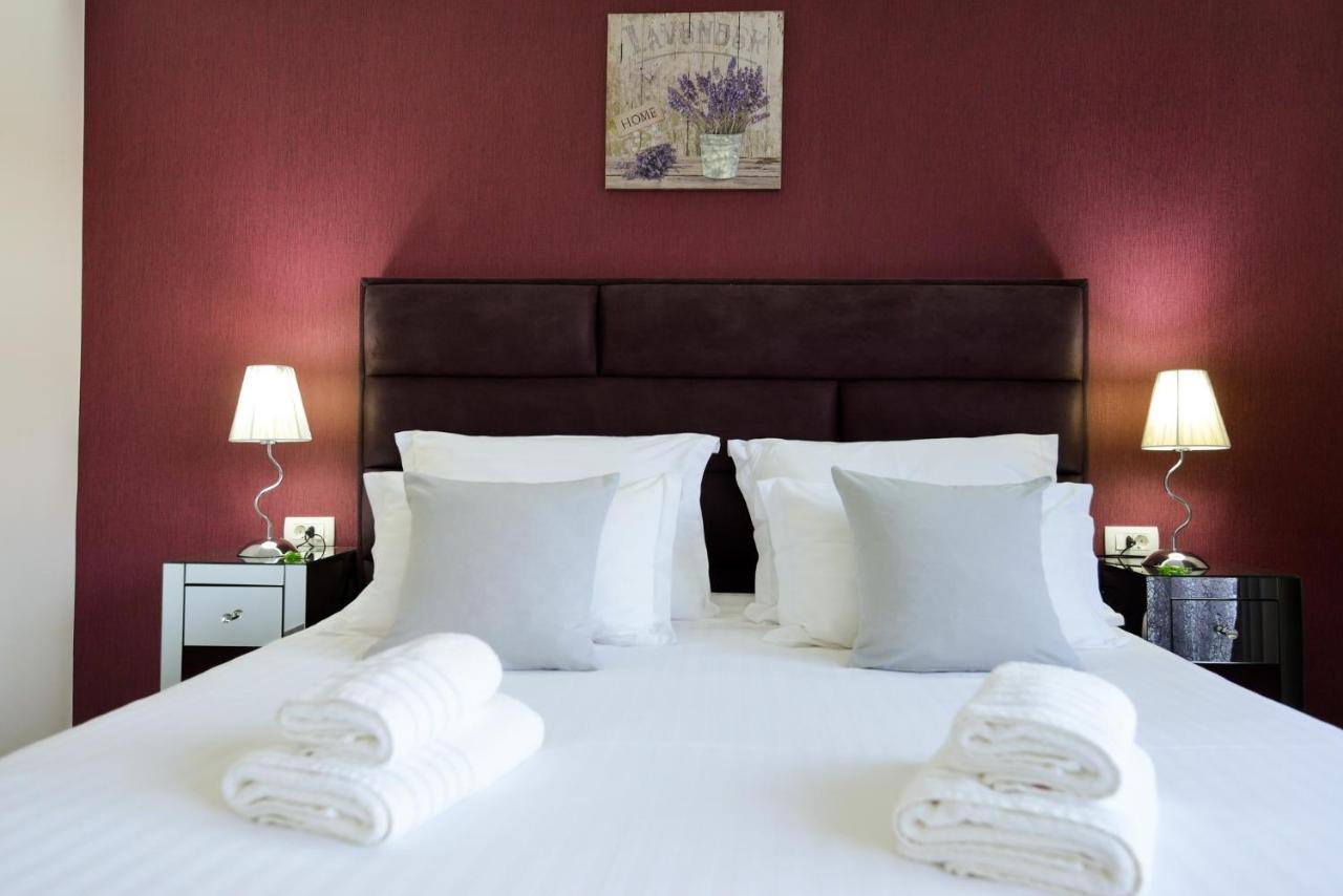 Zimmer mit Kingsize-Bett und Balkon