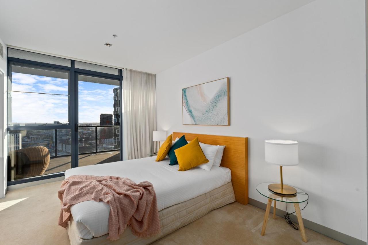 3 Bedroom 2 Bathroom Penthouse on level 32 with Big Balcony City Views and Parking