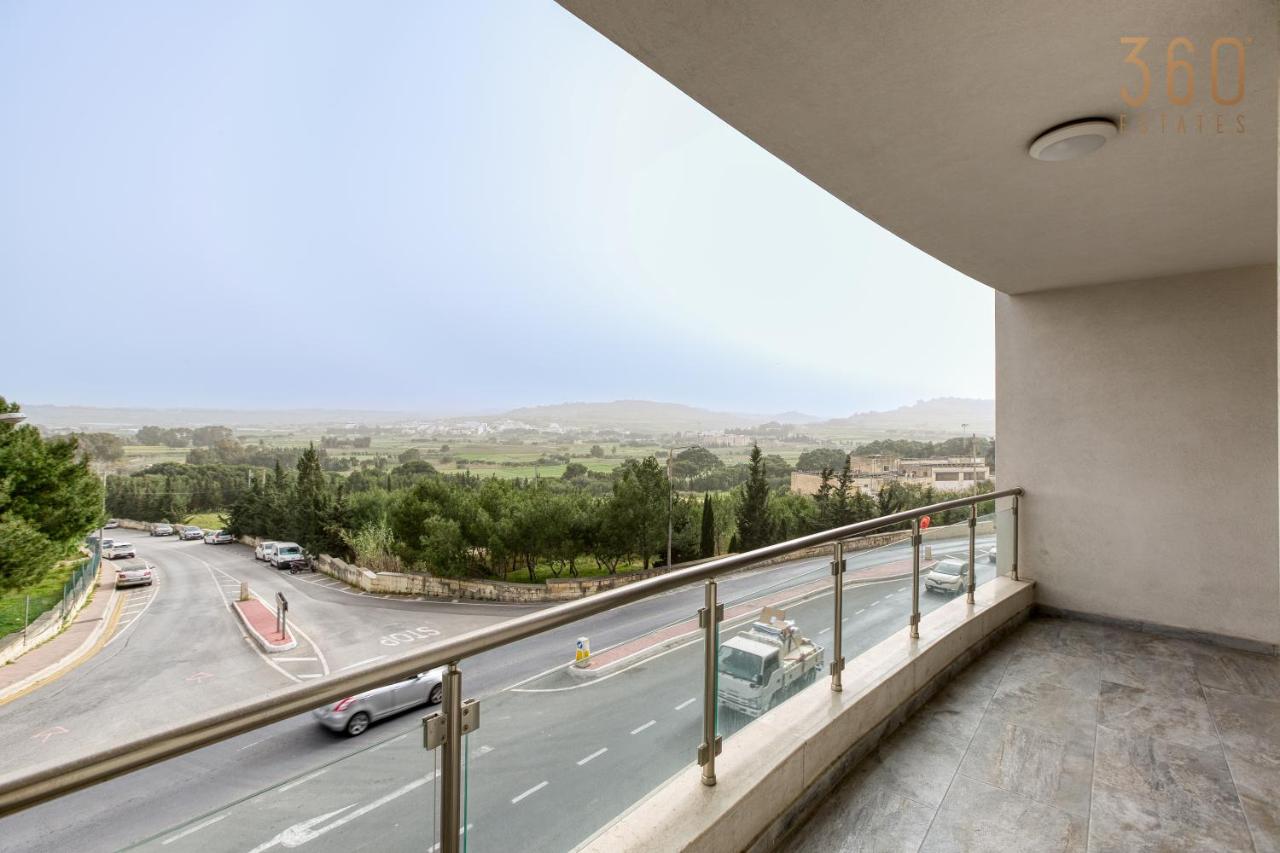 B&B San Pawl il-Baħar - Beautiful 3BR Apt with Private Terrace & Views by 360 Estates - Bed and Breakfast San Pawl il-Baħar