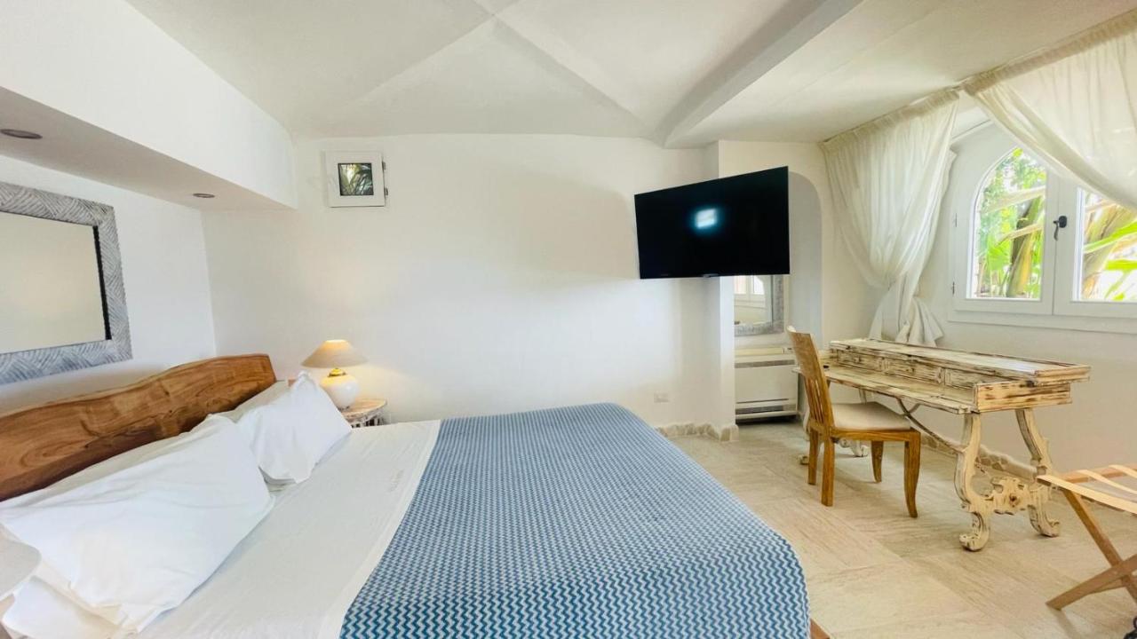 Suite con cama extragrande y vistas a la piscina