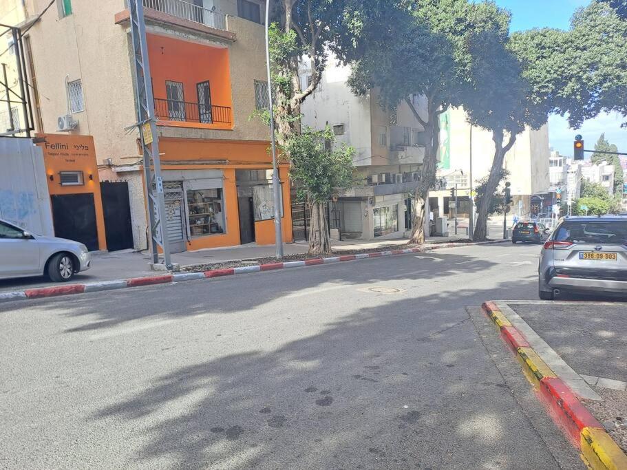 Fellini Federico terrace (talpiot) - B&B Haifa
