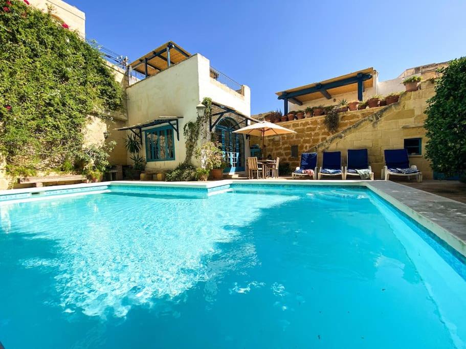 Ta'Giannmarie Farmhouse.Traditional farmhouse with large private pool. - B&B