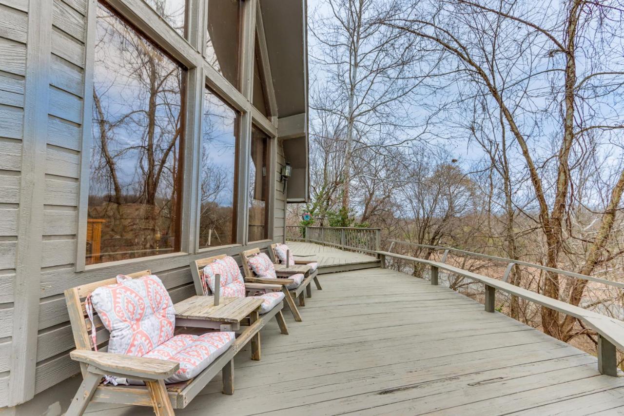 Riverfront Baxter Springs Home with Deck and Grill! - B&B Baxter Springs