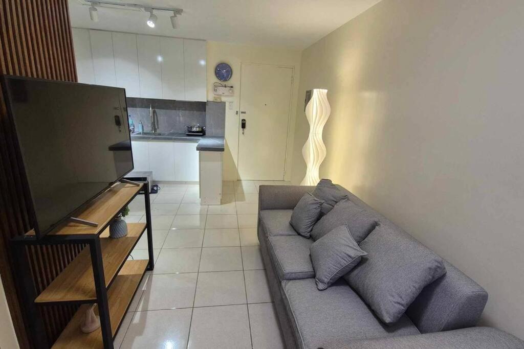 B&B Manilla - Muji Style Condo with Parking - Bed and Breakfast Manilla