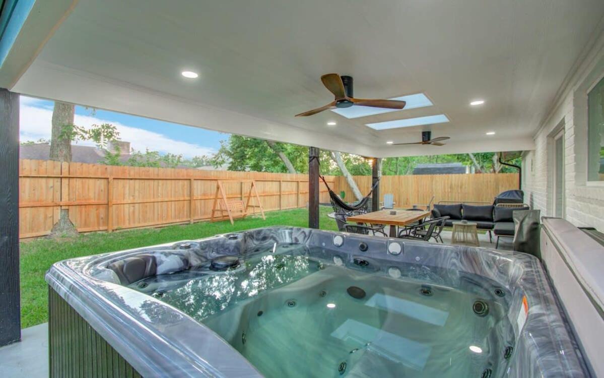 Serene 4-Bed Getaway - Hot tub & Fire Pit - Chambres d'hôtes Friendswood