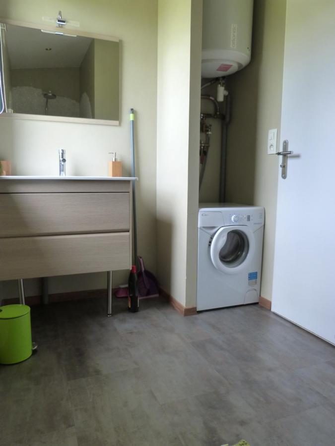 Studio mit Poolblick