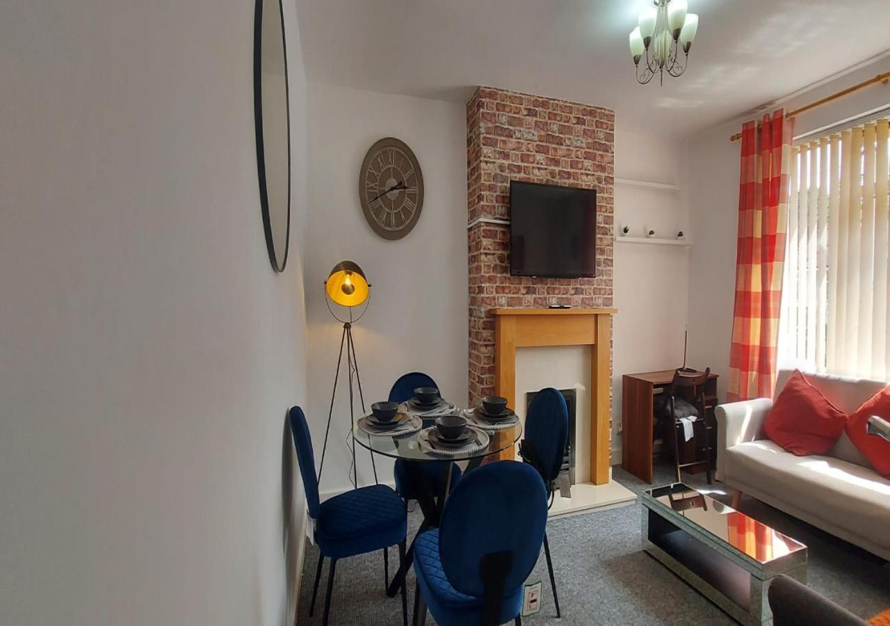 B&B Parkside - Coventry 59 Michaelmas Pet Friendly 2 Bedroom Apt with Parking - Bed and Breakfast Parkside