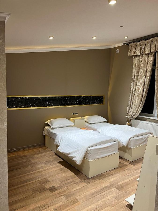 Dreibettzimmer mit Stadtblick