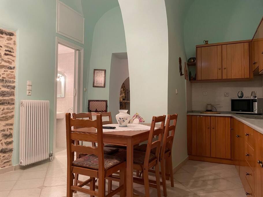 Traditional stone house in Pyrgi - B&B