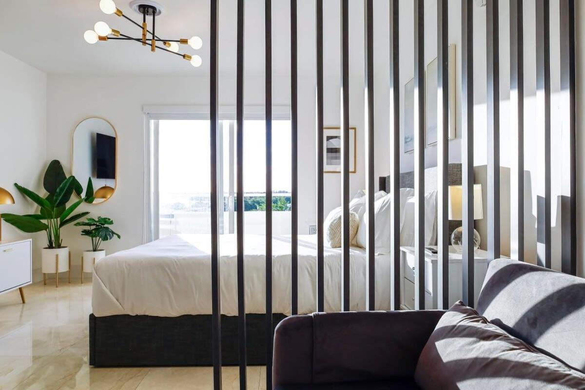 La Marinita - Marina Views Pool Parking Location - B&B Miami Beach