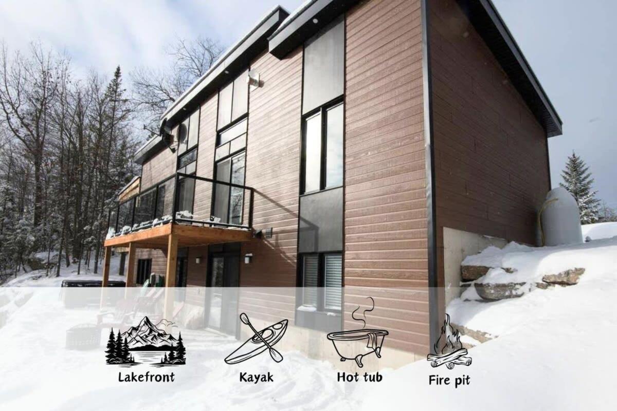 Panoramic Lakefront Chalet with Hot Tub & Firepit - Bed and Breakfast Chertsey
