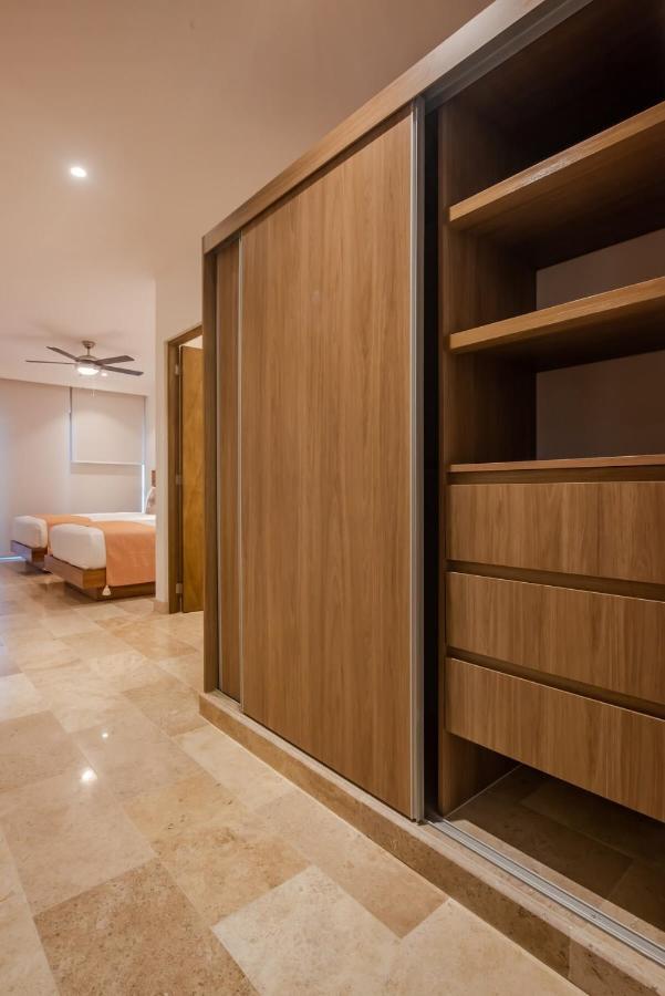New Condo Roof Pool with Gym and WiFi near 5th half Blk Kids Ok - Chambres d'hôtes Playa del Carmen