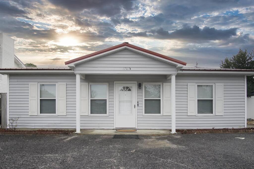 Bungalow Bliss ※ Beach Cottage Blocks From Ocean - B&B Myrtle Beach