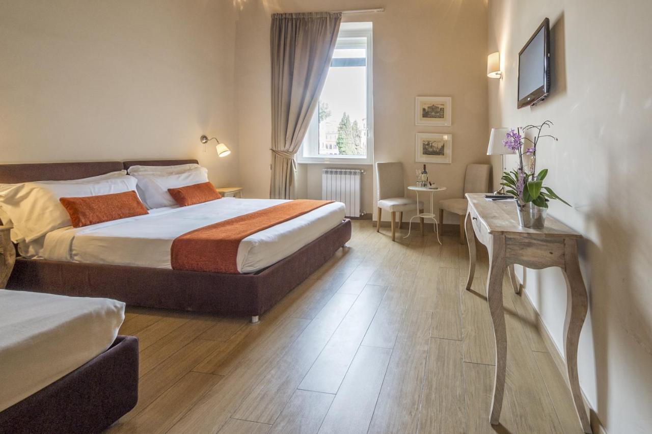 Dreibettzimmer mit Stadtblick