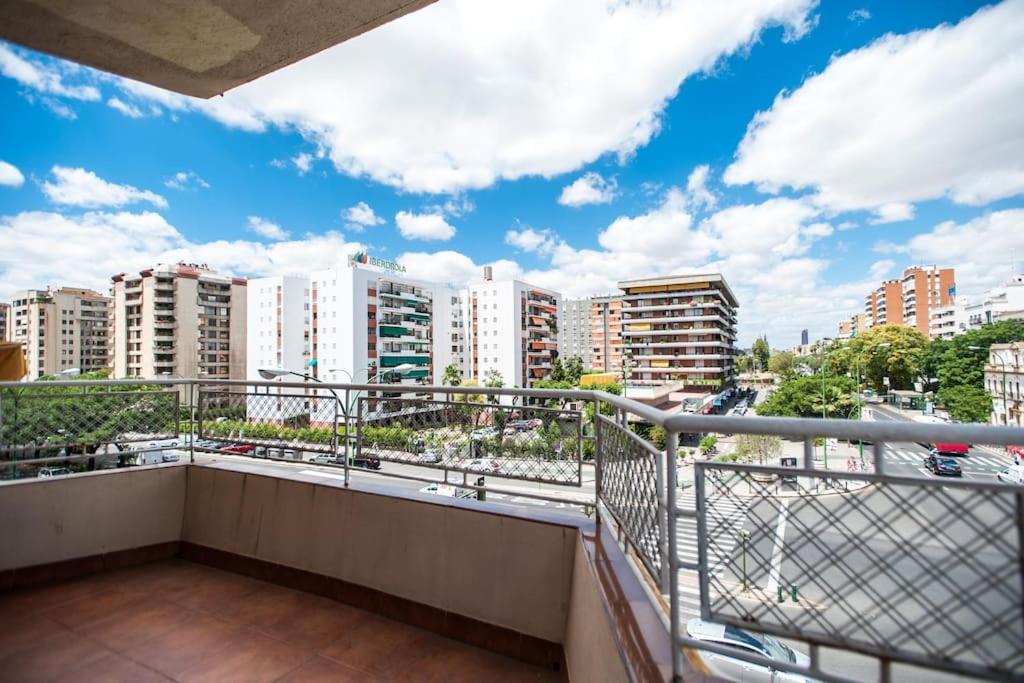 Amplio Piso en Nervión, Excelente zona de la ciudad. - B&B