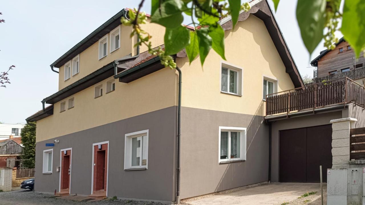 Guest House Prague Airport - Bed and Breakfast Praag