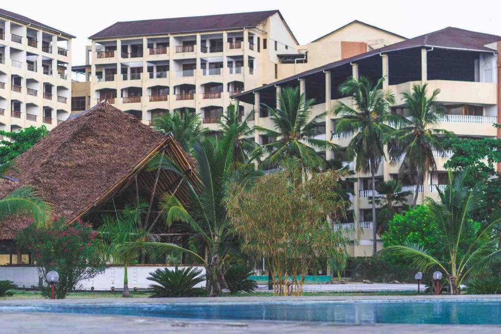 Golden Beachfront Apartment Diani - B&B Ukunda