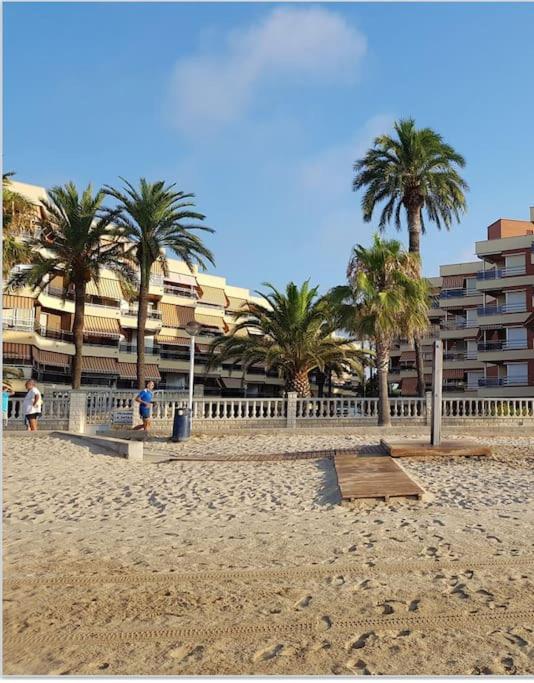 Apartamento frente al mar con WIFI y parking. - B&B Cambrils