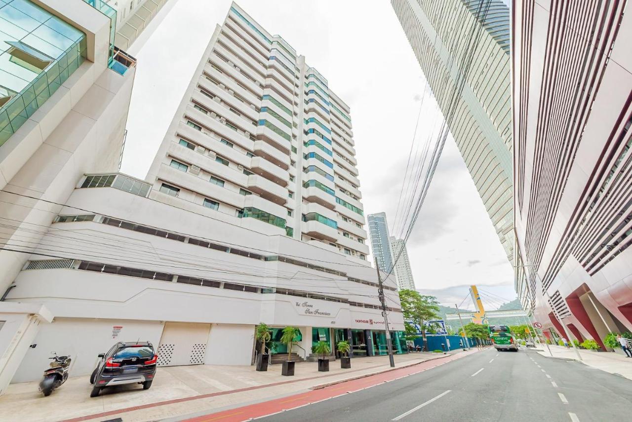 Apto 3 suítes vista incrível orla BC 50 m da praia - Chambres d'hôtes Balneário Camboriú