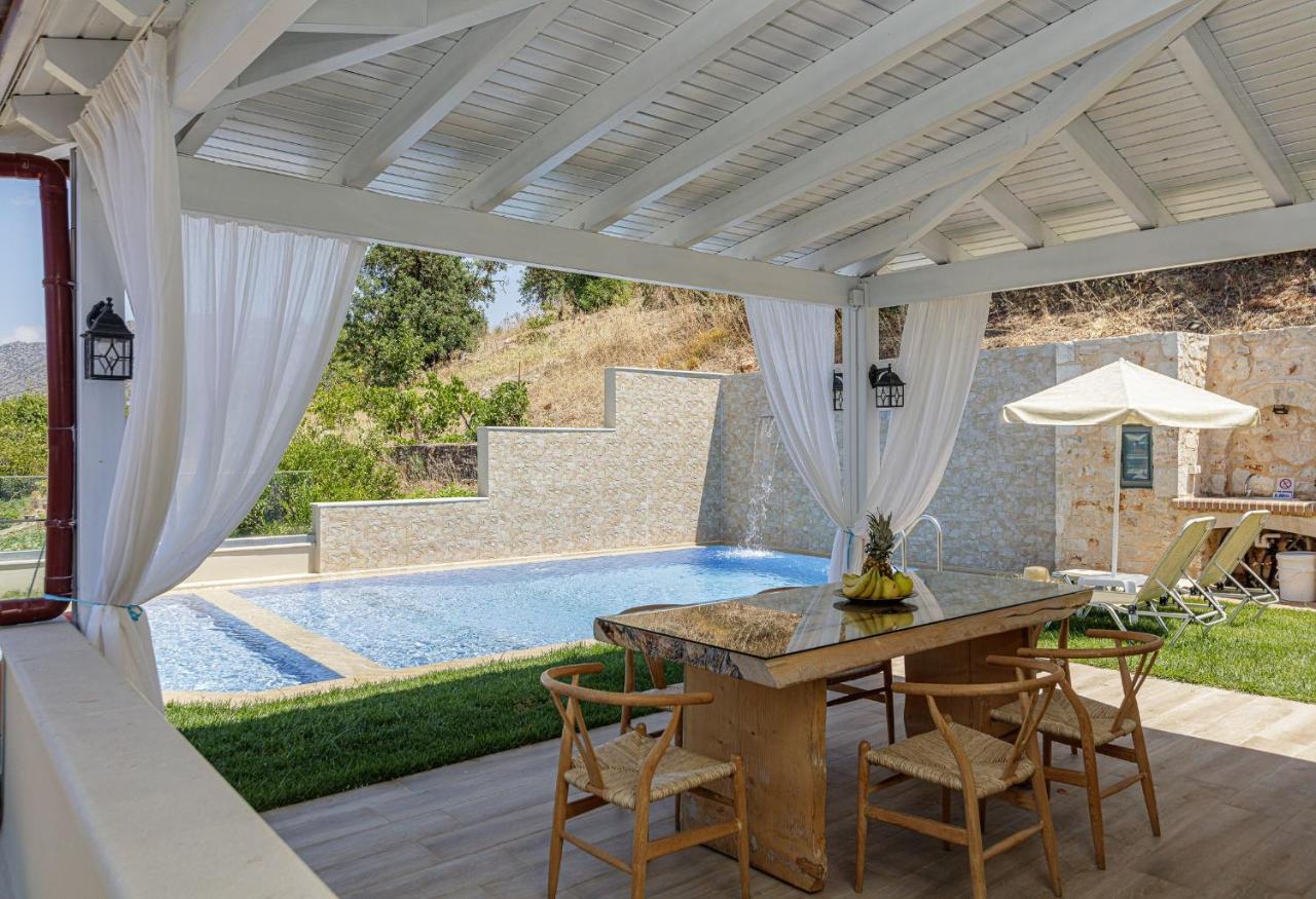Kampos Villa III, Nature Living with Heated Pool, By ThinkVilla - Chambres d’hôtes Achládes