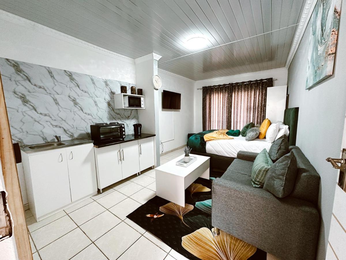 Contemporary Gem: Studio with Serene Pool View - B&B Newcastle