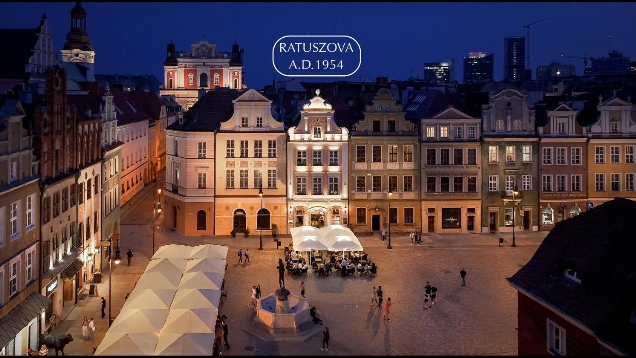 B&B Poznan - STARY RYNEK Old Market Square PREMIUM Apartments & Restaurant Ratuszova AD 1954 room service & mini bar - Bed and Breakfast Poznan