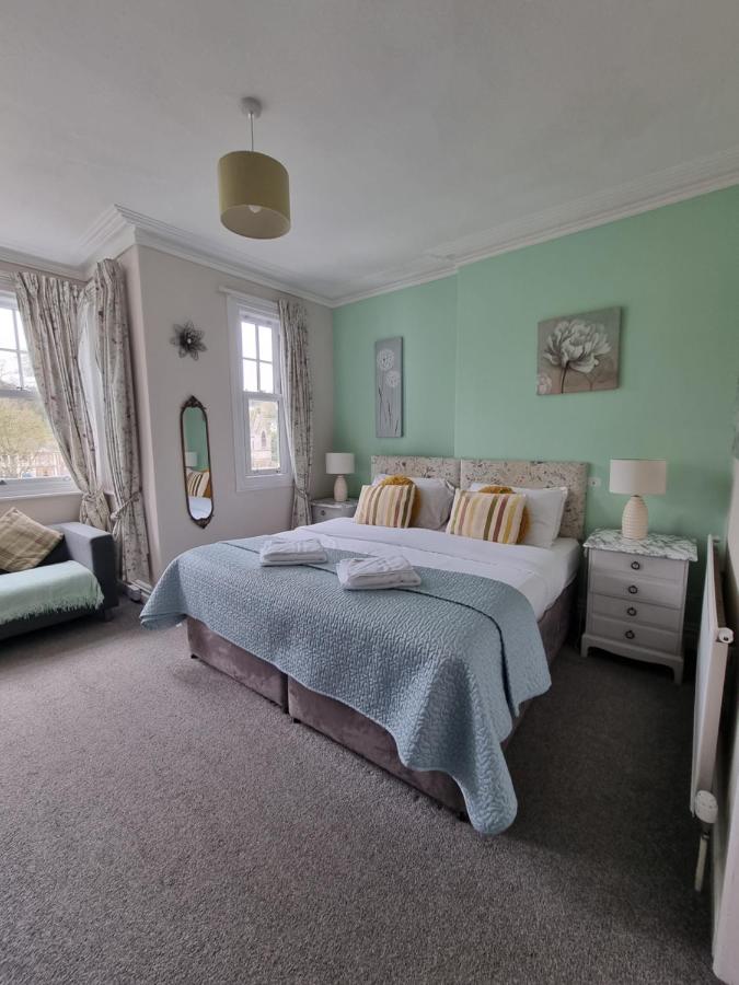 Zimmer mit Super-Kingsize-Bett oder Zweibettzimmer