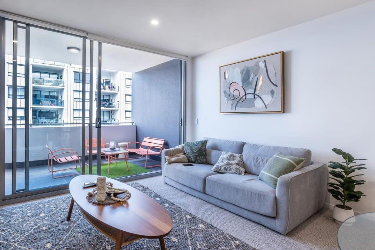 B&B Brisbane - Stylish Apartment with Rooftop Pool - Bed and Breakfast Brisbane