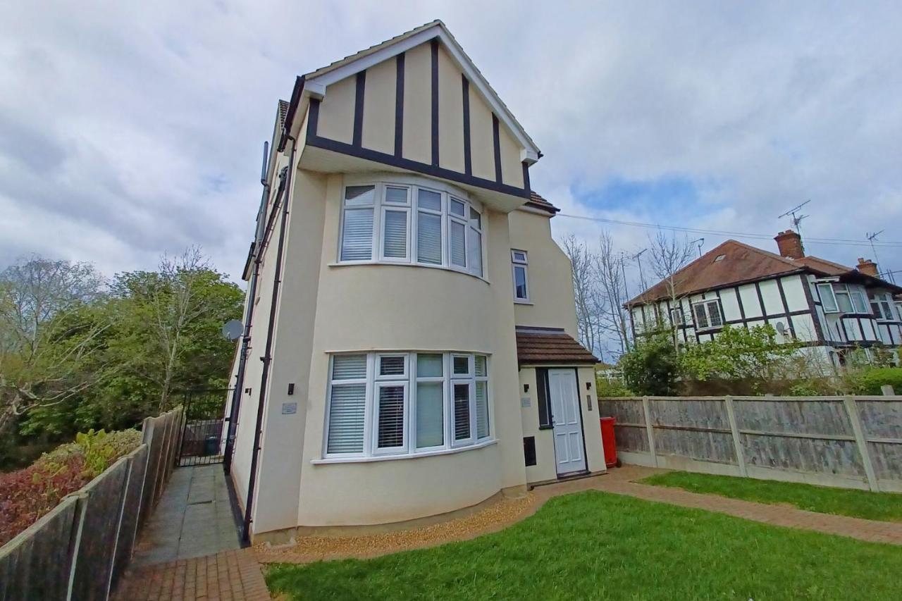 West Finchley by Viridian Apartments - Bed and Breakfast