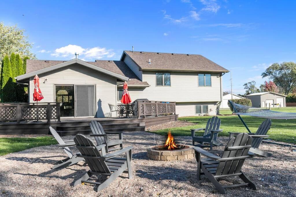 Lilly Lakeside- Large Tri Level home - B&B