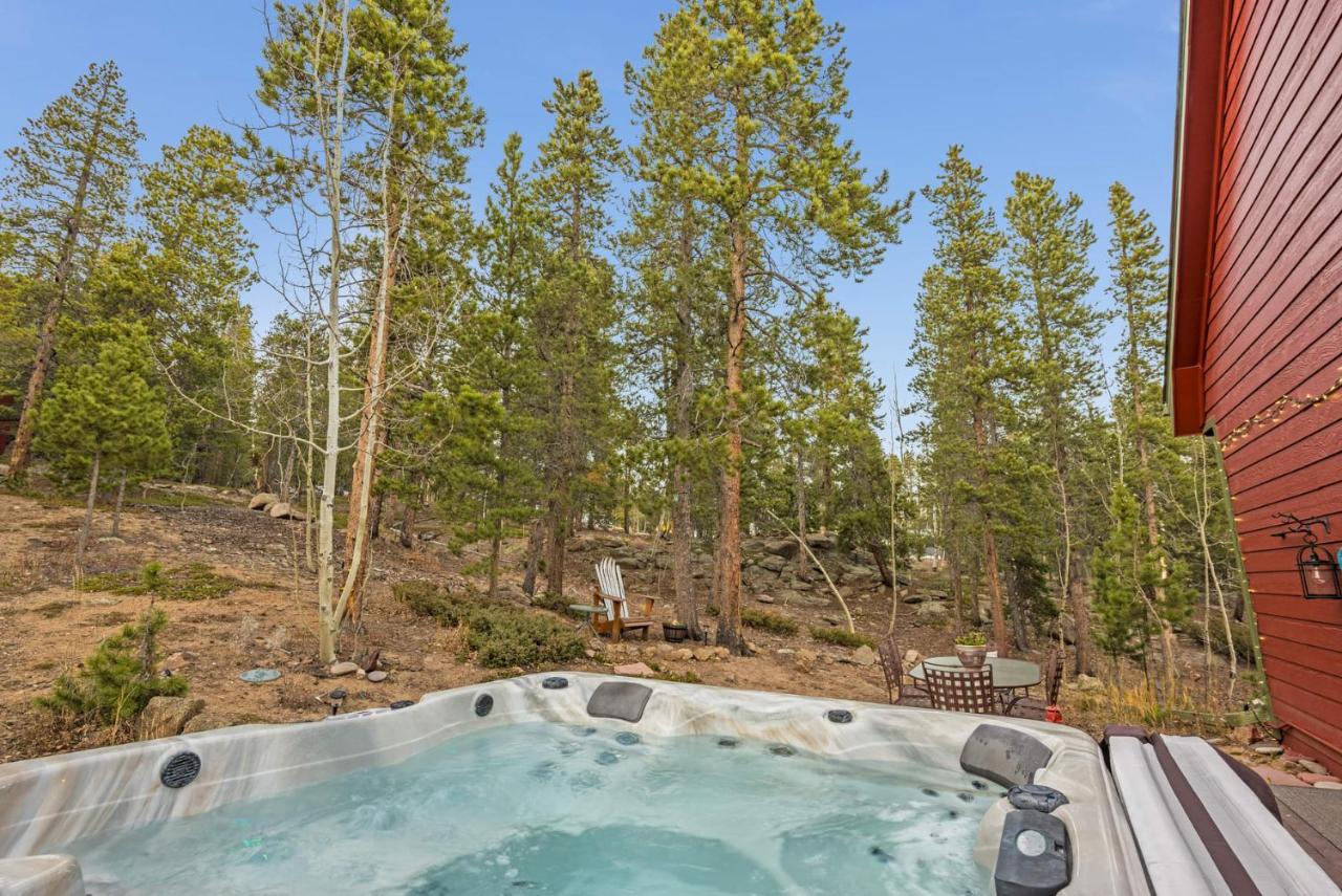 Arapaho Forest Lodge w Hot Tub + Trail Access - B&B Nederland