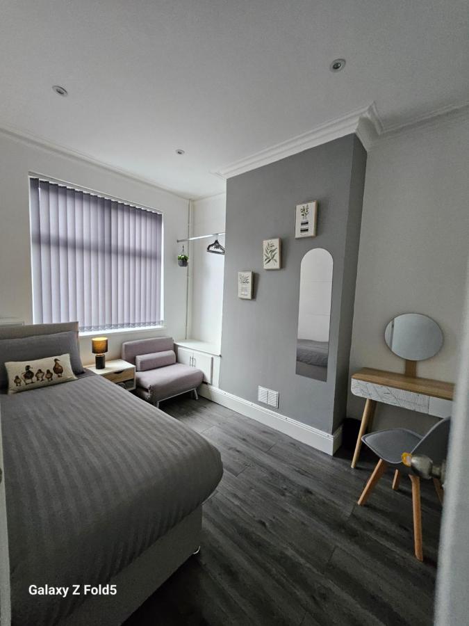 By the Joyous Stays - House with home comforts - B&B Stoke-on-Trent
