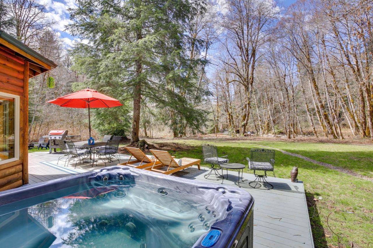 Peaceful Rhododendron Cabin with Fire Pit and Hot Tub! - Chambres d’hôtes Rhododendron