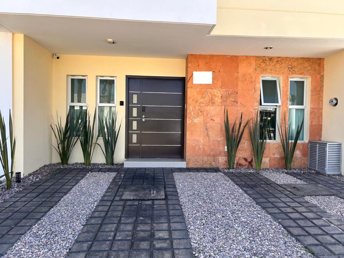 Casa Bon ubicada en Nueva Galicia residencial, es una propiedad completa al sur de la ciudad que te ofrece modernidad, espacio, tranquilidad, cuenta con 4 recamaras 3 baños completos y 2 cajones de estacionamiento privados - B&B