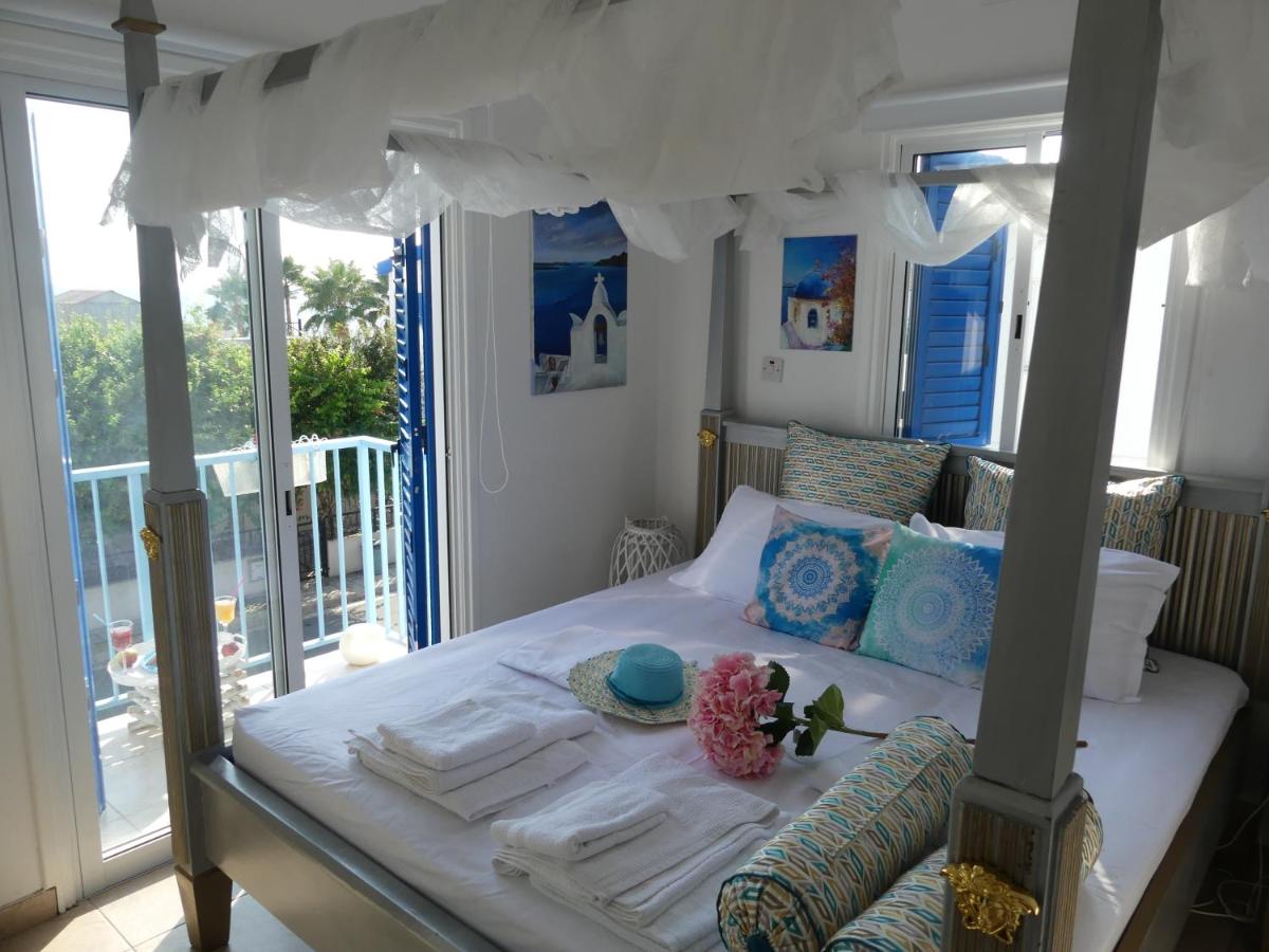 B&B Larnaca - Greek Island Style 2 bedroom Villa with Pool next to the Sea - Bed and Breakfast Larnaca