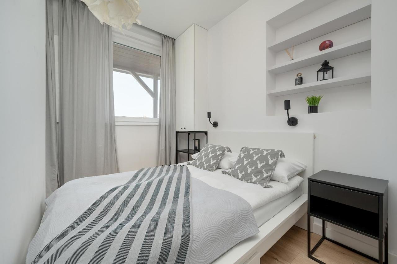 B&B Wroclaw - Modern White Studio with Furnished Balcony in Wrocław by Renters - Bed and Breakfast Wroclaw