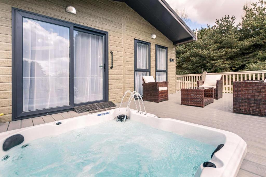 B&B Barmby on the Moor - Ashworth Lodge with Hot Tub - Bed and Breakfast Barmby on the Moor