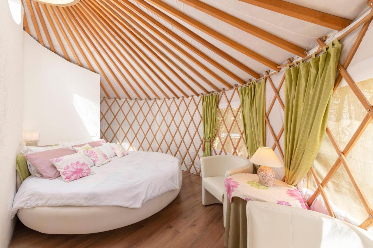 Zelt mit rundem Bett