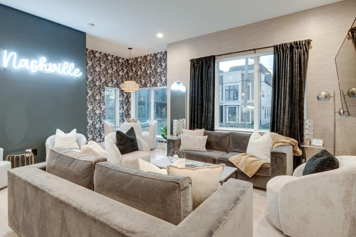Luxury Townhouse + Rooftop Deck + 1 1 mi Downtown - Chambres d’hôtes Nashville