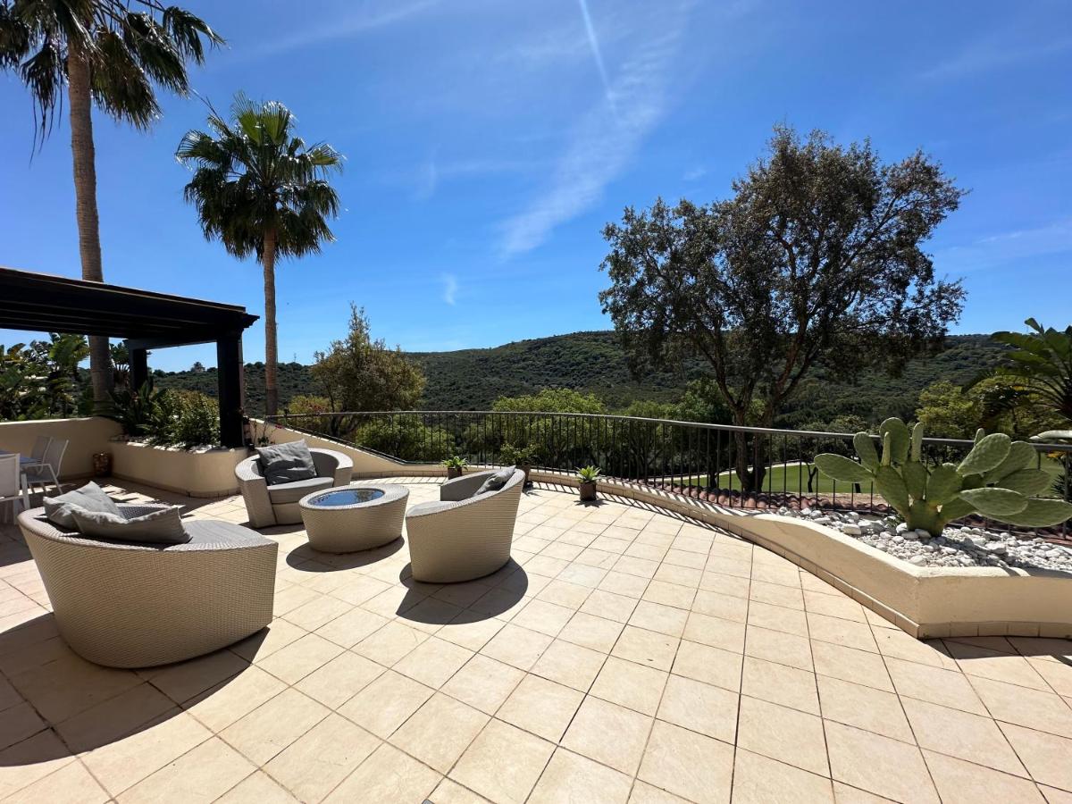 Spacious Apartment in San Roque Golf Club - B&B